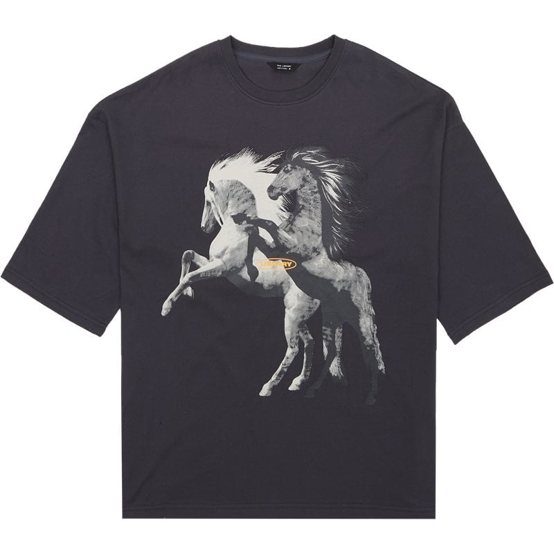 La Liberta Tee Charcoal fra Tee Library